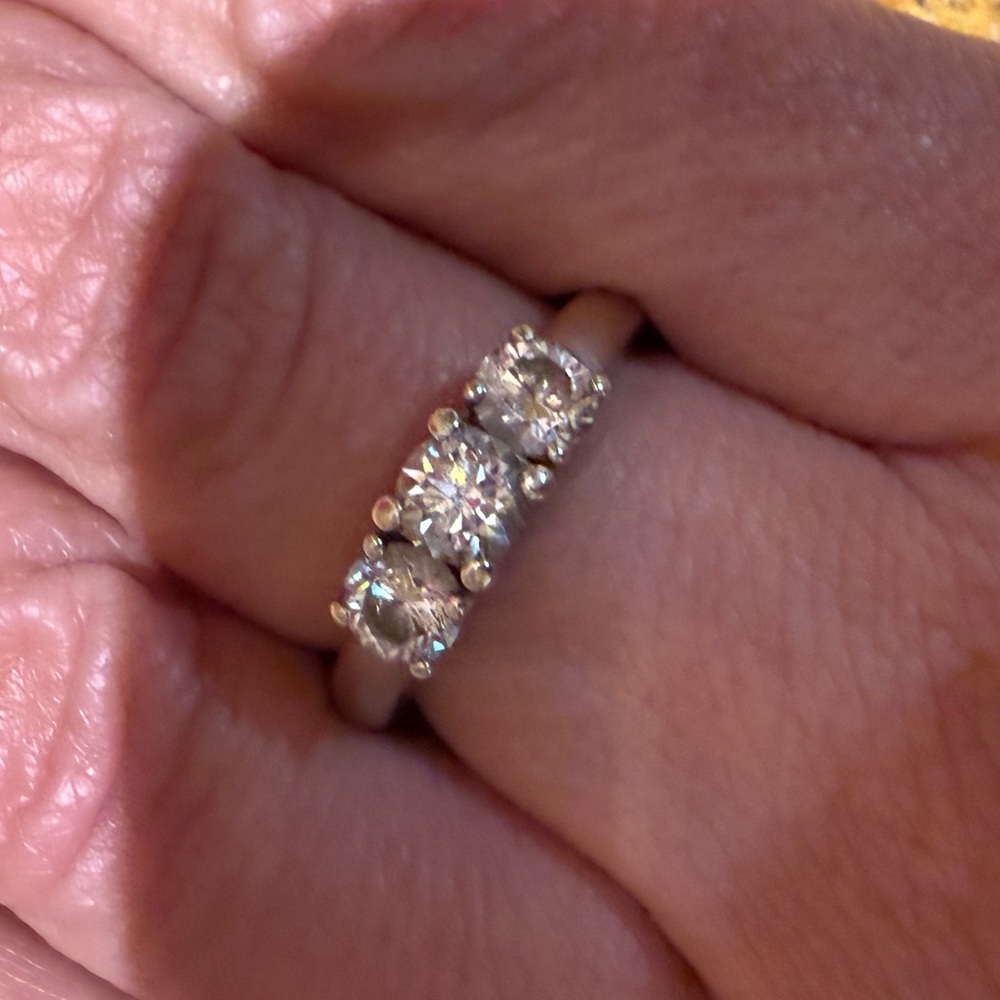 💎.42 ct 3 stone 💍diamond 💎 ring
Classic White Gold Cocktail Ring with 3 Diamonds - Picture 3 of 8